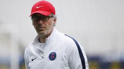 Laurent Blanc mampu mempersembahkan tiga titel juara Liga Prancis dan dua gelar juara Coupe de France untuk PSG dalam tiga musim. Karier Blanc di Parc des Princess berakhir sebelum memulai musim keempatnya dengan pesangon sebesar 17 juta pounds. (AFP/Thomas Samson)