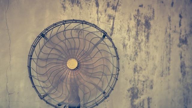 Ilustrasi tidur dengan kipas angin