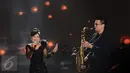 Weni (kiri) berduet dengan pemain saxophone saat konser kemenangan D'Academy Asia 2 di Studio 5 Indosiar, Jakarta, Kamis (29/12). Weni berhasil unggul atas dua finalis lainnya, Rani dan Irsya ditempat ketiga. (Liputan6.com/Helmi Fithriansyah)