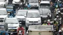 Antrean kendaraan yang terjebak kemacetan di Jalan Pramuka, Jakarta, Jumat (26/2). Banjir yang menggenangi sejumlah ruas jalan menyebabkan kemacetan arus lalu lintas di beberapa titik. (Liputan6.com/Faizal Fanani)
