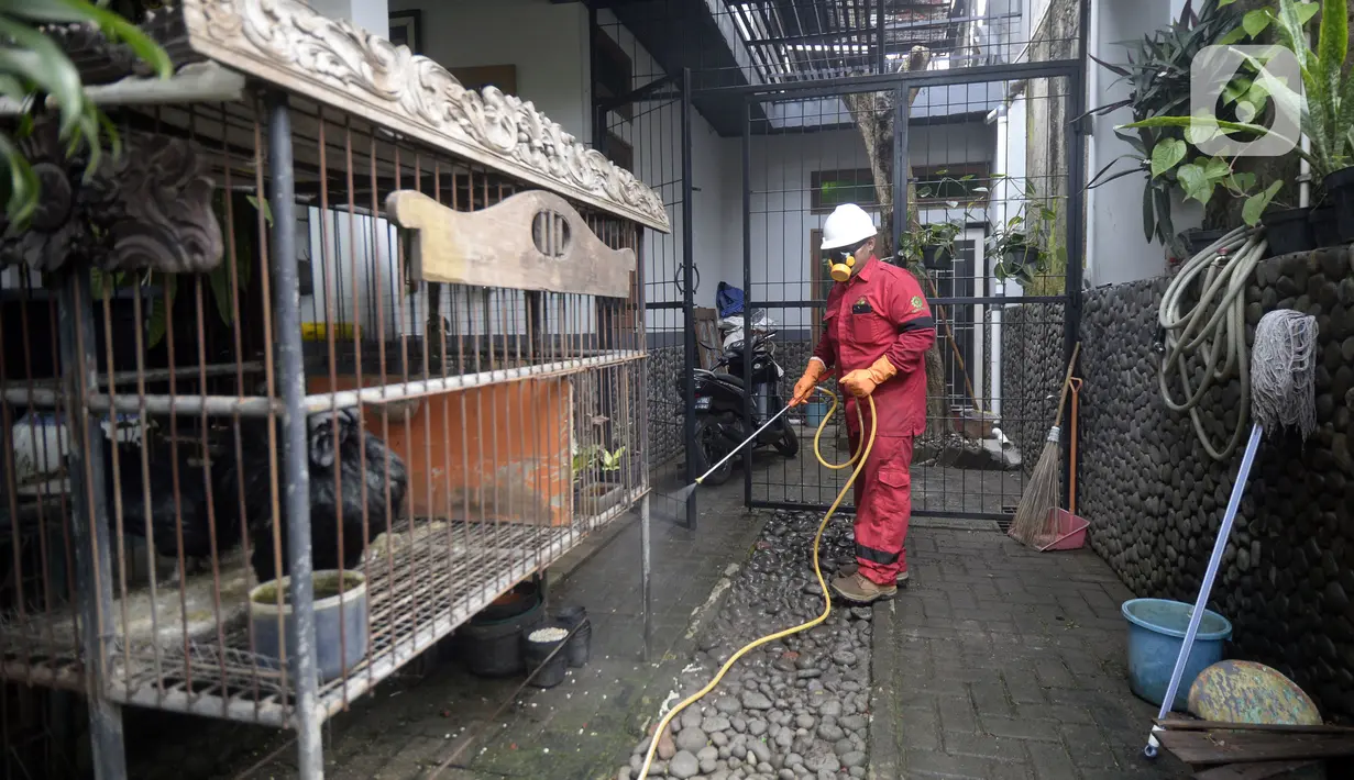 Petugas menyemprotkan cairan disinfektan di Perumahan Bukit Nusa Indah, Tangerang Selatan, Banten, Kamis (26/3/2020). Penyemprotan dilakukan untuk mengantisipasi penyebaran virus corona COVID-19 serta menyosialisasikan imbauan agar warga mengurangi aktivitas di luar rumah. (merdeka.com/Dwi Narwoko)