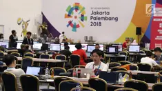 Sejumlah pewarta baik dalam maupun luar negeri beraktivitas di ruang pusat media Asian Games 2018 di JCC, Jakarta, Selasa (14/8). Asian Games 2018 berlangsung hingga 2 September mendatang. (Liputan6.com/Helmi Fithriansyah)