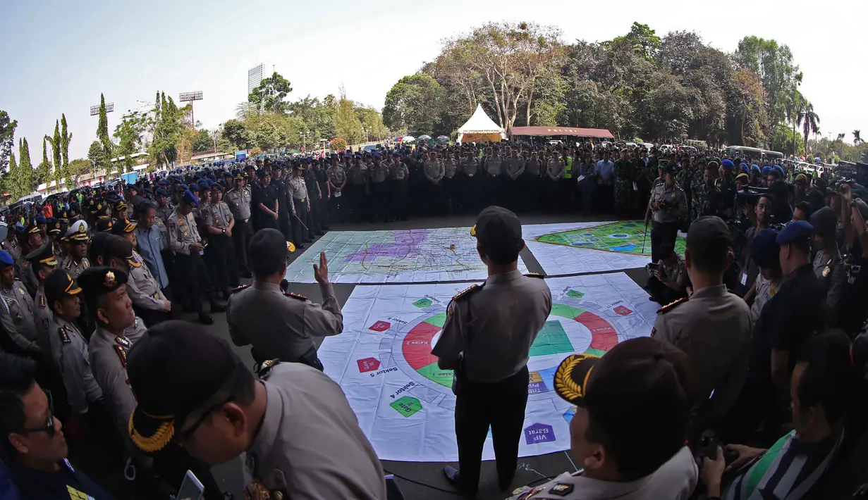 Kapolda memberi instruksi pada gladi bersih pengamanan di Stadion GBK, Jakarta, Sabtu (17/10/2015), Pengamanan ini bertujuan untuk membuat suporter dan penonton merasa aman saat partai Final Piala Presiden berlangsung. (Bola.com/Nicklas Hanoatubun).