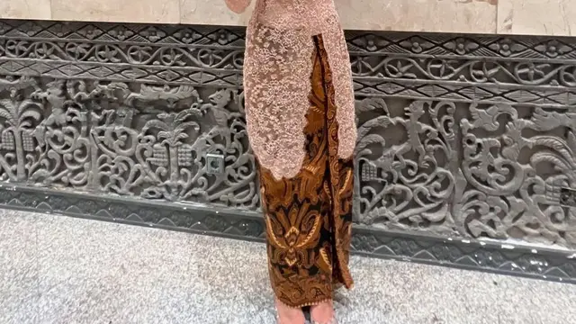 Anggun dan Berkelas, Intip 7 Model Kebaya Modern ala Enzy Storia (credit: instagram/enzystoria)