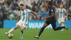 Gelandang Argentina, Alexis Mac Allister (kiri) berusaha melewati bek Prancis, Jules (kanan) selama pertandingan sepak bola final Piala Dunia Qatar 2022 di Stadion Lusail di Lusail, utara Doha pada 18 Desember, 2022. (AFP/Adrian Dennis)