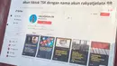 Barang bukti dalam rilis kasus penyebaran berita bohong atau hoaks di halaman Gedung Polda Metro Jaya, Jakarta, Kamis (28/7/2022). Dalam rilis tersebut dihadirkan satu tersangka penyebar hoaks dengan barang bukti tangkapan layar berupa ujaran kebencian dan hoaks media elektronik yang disebar melalui media sosial. (Liputan6.com/Faizal Fanani)