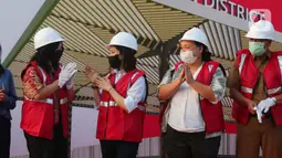 CEO Commercials & Hotels Amantara, Agung Sedayu  Natalia Kusumo (kedua kanan), Wamen Pariwisata dan Ekonomi Kreatif Angela Tanoesoedibja (tengah), dan Indonesia Design District Director Soesilawati (kiri) saat ground breaking Indonesia Design District di PIK 2, Kabupaten Tangerang, Banten, Senin (30/5/2022). (Liputan6.com/Angga Yuniar)