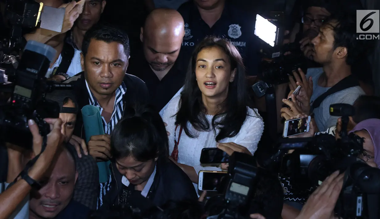 Artis yang juga anak Ratna Sarumpaet, Atiqah Hasiholan (tengah) berjalan menuju ruang Dirreskrimum Polda Metro Jaya, Selasa (23/10). Atiqah diperiksa sebagai saksi terkait berita hoaks penganiayaan Ratna Sarumpaet. (Liputan6.com/Helmi Fithriansyah)