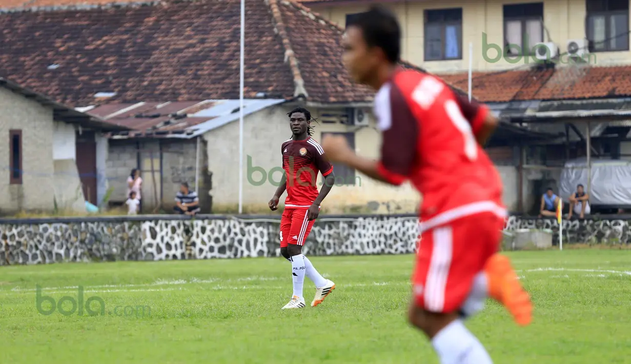 Pemain PS Polri, Bio Paulin, saat turun melawan tim  MSG pada laga uji coba di lapangan Mako Brimob, Kelapa Dua, Depok, Rabu (24/2/2016). (Bola.com/Nicklas Hanoatubun)