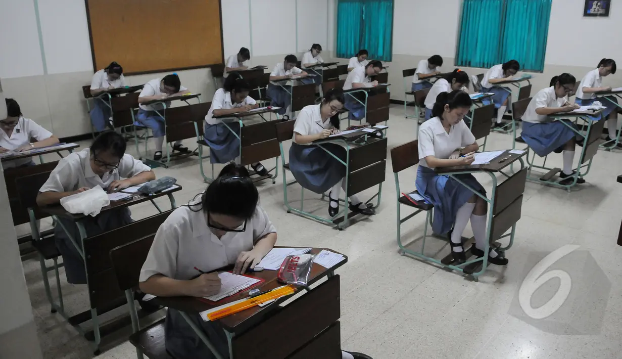 Sejumlah siswi mengikuti Ujian Nasional (UN) secara  Paper Base Test (PBT) di SMA Santa Ursula , Jakarta, Senin (13/4/2015). Mulai hari ini SMA/SMK sederajat menjalani Ujian Nasional 2015 baik secara online maupun Manual. (Liputan6.com/Herman Zakharia)
