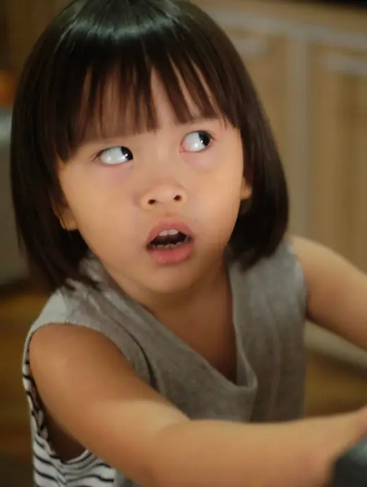 Begini ekspresi Kala Madali saat melihat kecoak. "Mendadak liat kecoak dan takut kecoa nya terbang lbh dulu dibanding aku kabur dari posisi ini," tulisnya sebagai keterangan foto. (Foto: instagram.com/kalamadali)