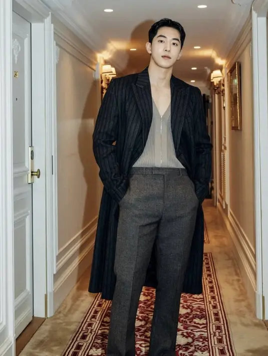 Mengenakan tampilan denim kasual, aktor itu merangkul pemandangan Paris dengan pakaian Dior kasual klasik. [@skawngur].