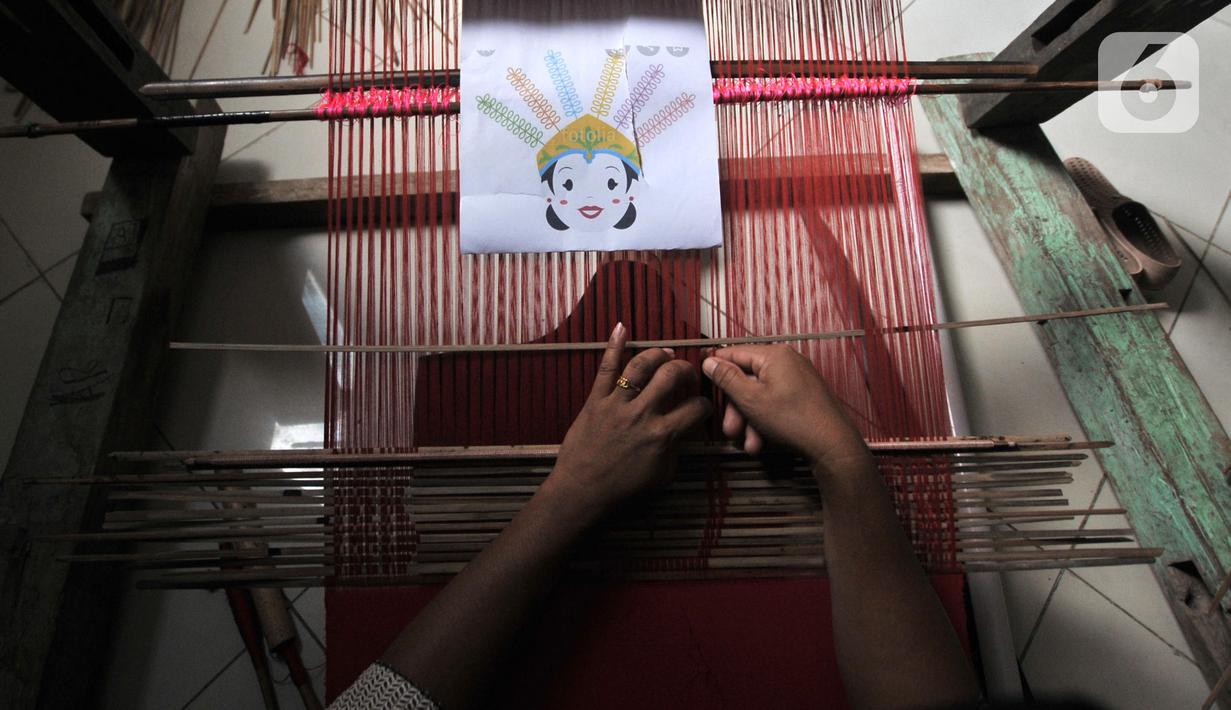 Warga menyelesaikan pembuatan tenun bertema ondel-ondel saat Pelatihan Tenun Betawi di Rusun Jatinegara Barat, Jakarta, Rabu (6/11/2019). Dewan Kerajinan Nasional Daerah (Dekranasda) DKI Jakarta berharap pelatihan Tenun Betawi ini bisa meningkatkan pemberdayaan ekonomi warga secara mandiri. (merdeka
