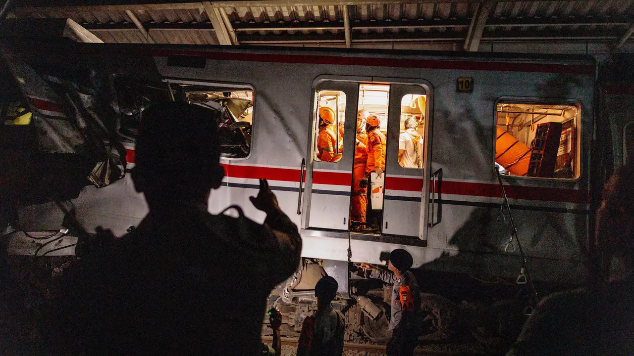 Evakuasi Korban Kecelakaan Kereta di Stasiun Bekasi Timur Masih Berlanjut