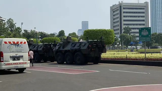 Sejumlah kendaraan taktis telah bersiaga di halaman kompleks parlemen Senayan, Jakarta, pada H-2 (18/10/2024) Pelantikan Presiden dan Wakil Presiden Terpilih Prabowo Subianto-Gibran Rakabuming Raka.