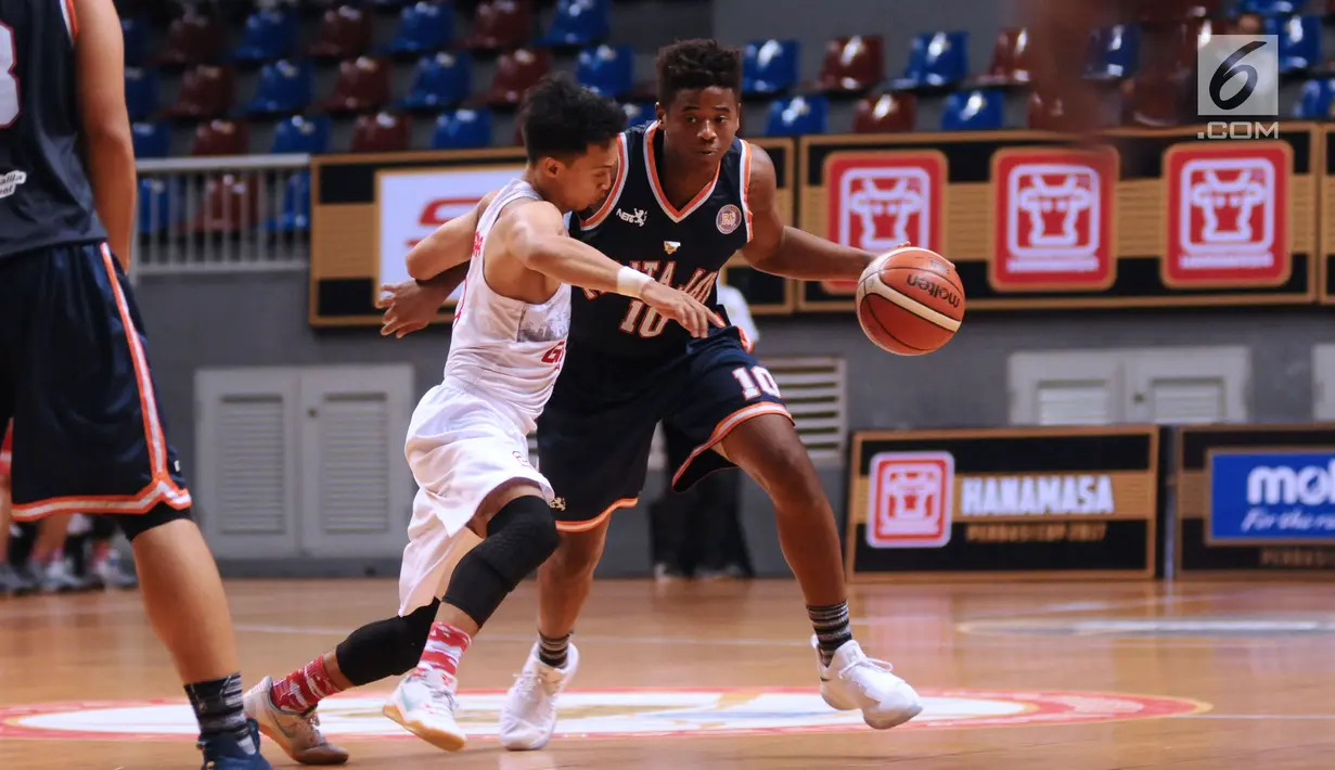 Pebasket Pelita Jaya, Wayne Lyndon Bradford (kanan) berusaha melewati kawalan pemain Garuda Bandung pada laga Perbasi Cup 2017 di Britama Arena, Jakarta, Rabu (8/11). Pelita Jaya unggul 54-43. (Liputan6.com/Helmi Fithriansyah)
