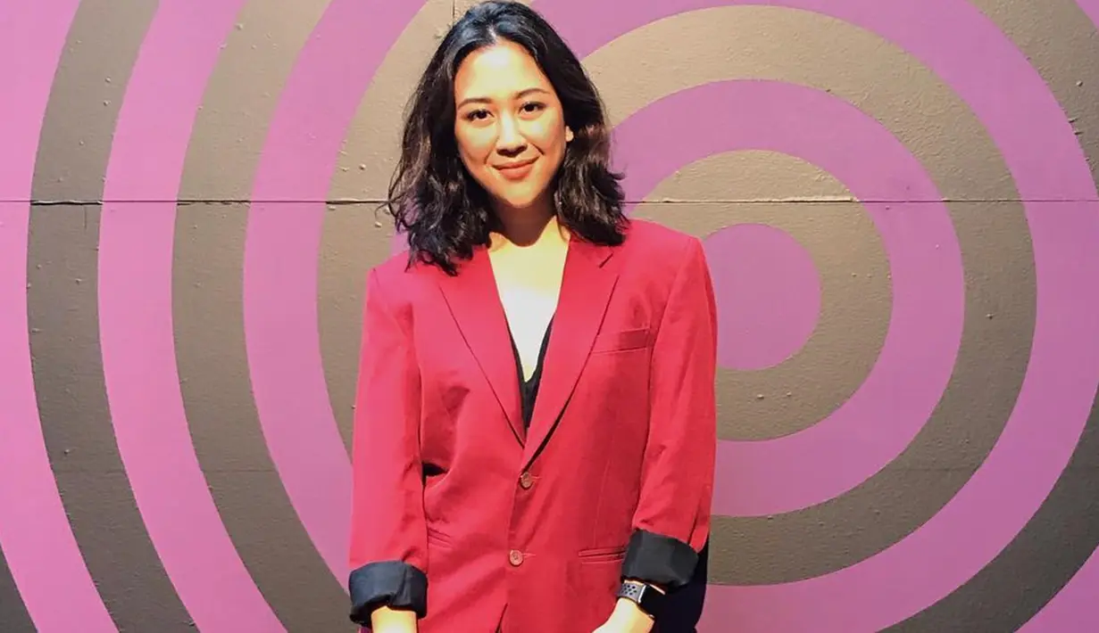 Istri Baskara Mahendra ini juga cocok dengan outfit jas berwarna merah dan hitam. Tetap modis meski pakai jas, gaya rambut curly wanita kelahiran 1990 ini juga banjir pujian. (Liputan6.com/IG/@sherinasinna)