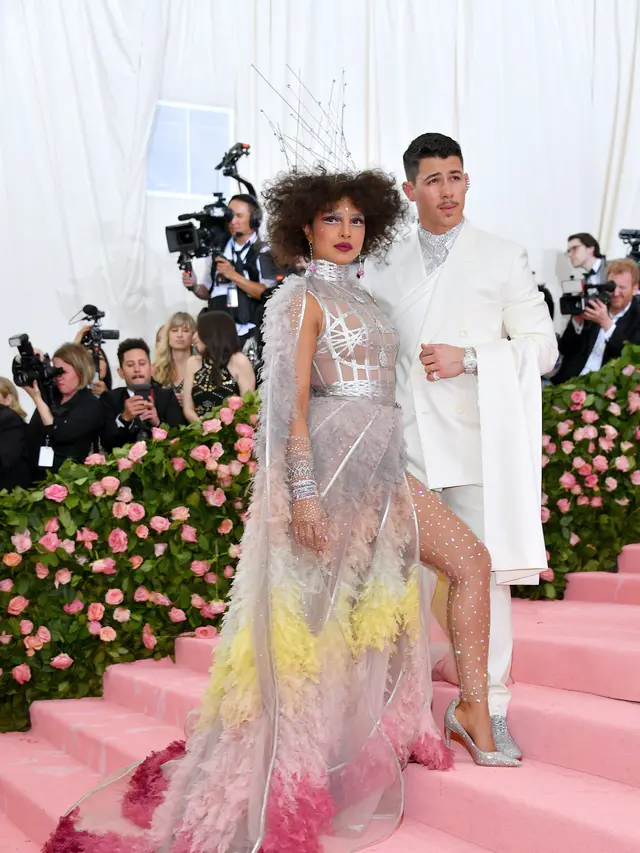 Adu Gaya Penampilan Seleb Hollywood di Met Gala 2019