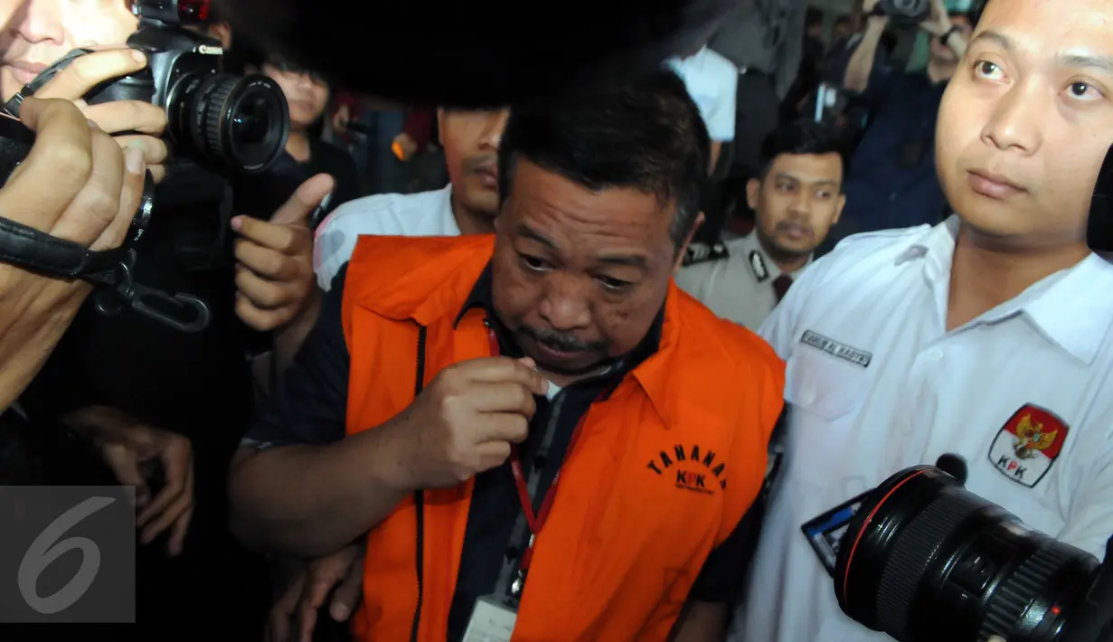 Pimpinan DPRD Muba, Islan Hanura usai menjalani pemeriksaan KPK, Jakarta, Selasa (15/12/2015). Islan diperiksa terkait kasus dugaan suap LKPJ 2014 Bupati Muba, Pahri Azhari dan pengesahan APBD 2015 Kabupaten Muba. (Liputan6.com/Helmi Afandi)