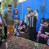 Sammy, ayah tiri Jupe yang juga datang ke makam, memanggil nama Jupe dan mengajak semua yang turut hadir untuk membacakan doa bersama di tepi pusara. (Adrian Putra/Bintang.com)