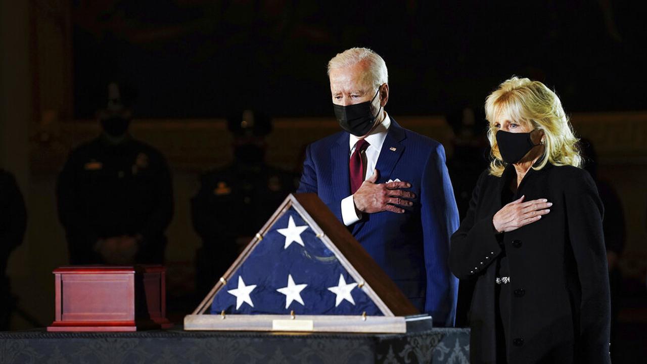 FOTO: Joe Biden Beri Penghormatan untuk Polisi yang Tewas dalam Kerusuhan Capitol Hill