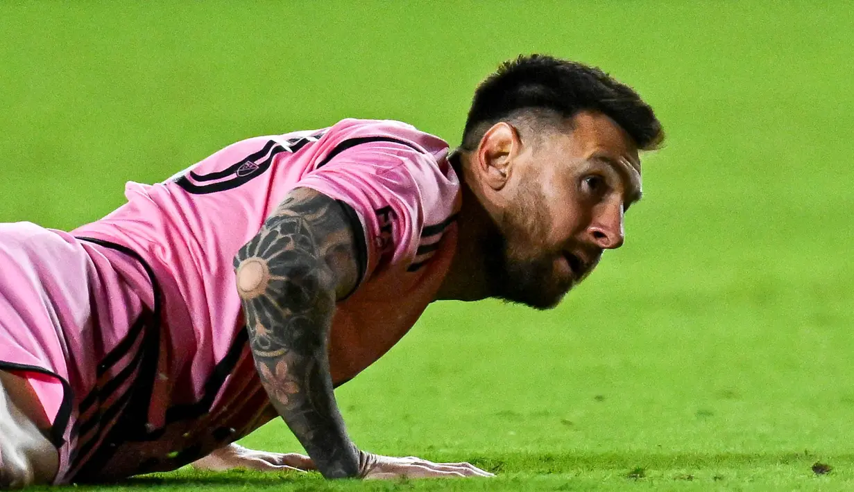 Terciptanya gol Robert Taylor tidak lepas dari umpan matang (assist) yang diberikan Lionel Messi. (Chandan Khanna/AFP)