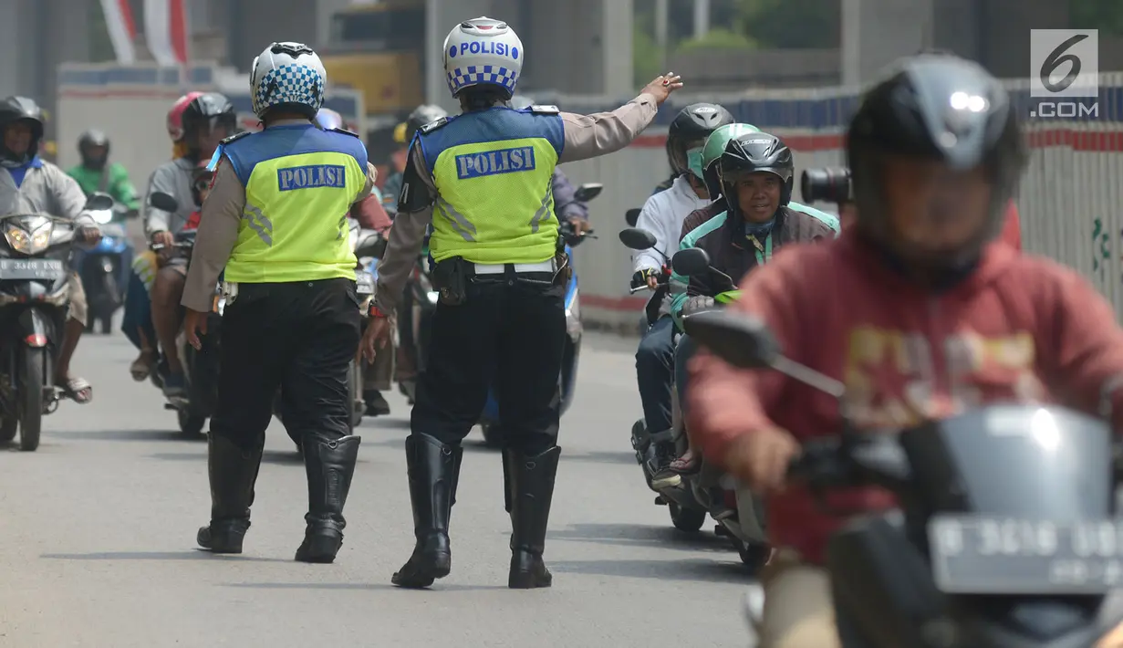 Polisi lalu lintas memberhentikan pengendara sepeda motor saat menggelar razia Operasi Patuh Jaya 2019 di kawasan Kebon Nanas, Jakarta, Kamis (29/8/2019). Diketahui, Operasi Patuh Jaya 2019 di wilayah hukum Polda Metro Jaya mulai digelar hari ini hingga 11 September 2019. (merdeka.com/Imam Buhori)