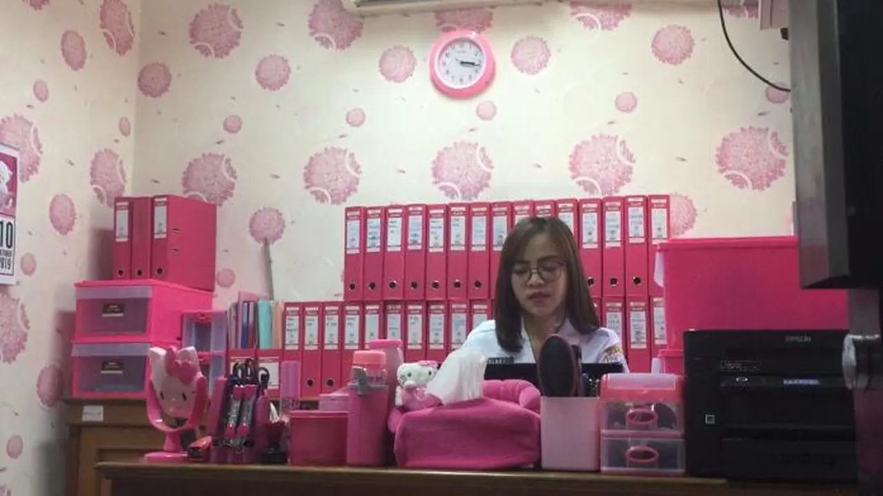 PNS penyuka barang berwarna pink.