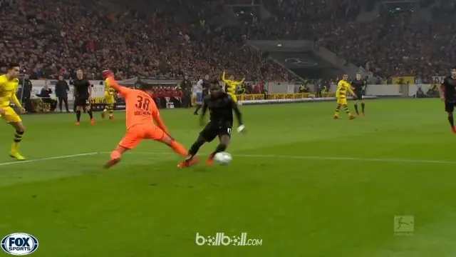 Berita video momen Borussia Dortmund kebobolan karena blunder Marc Bartra dan Roman Burki. This video presented by BallBall.