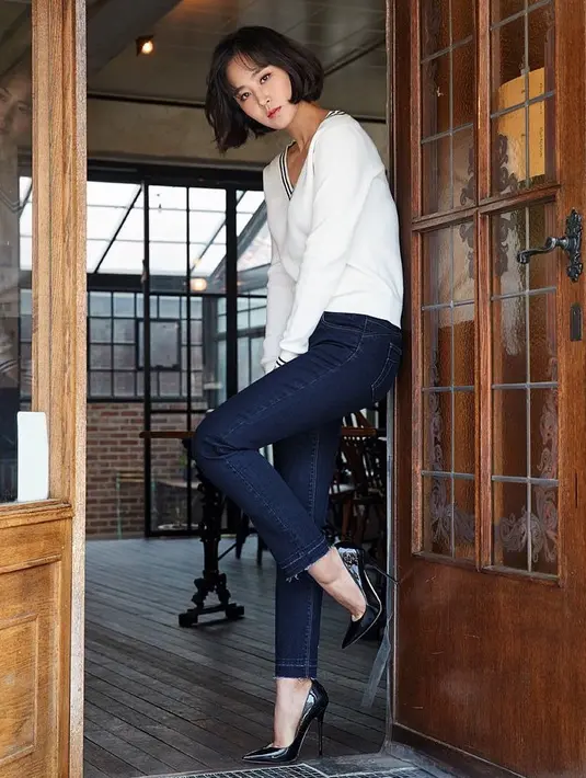 "Sebagai seorang wanita, ibuku mempunyai aura yang berpikir keras, ceria dan antusias. Ia tak pernah melepaskan passion dalam hidupnya," jelasnya. (Foto: instagram.com/yulyulk)