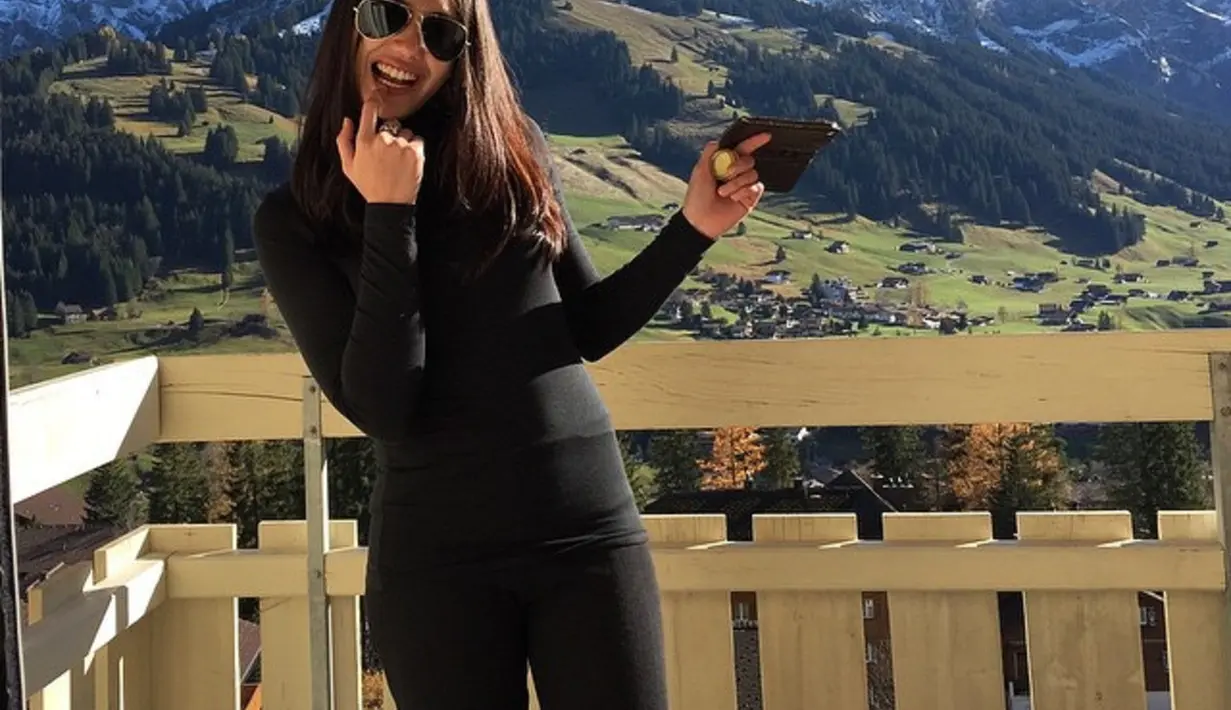 Selain pantai Pevita Pearce juga suka ke gunung. Kali ini ia menyambangi Adelboden, Swiss, yang terkenal dengan pengunungan berselimut salju. (Instagram @pevpierce)