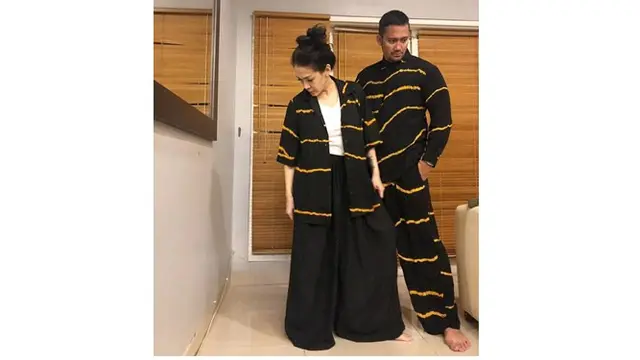 Tora dan Mieke saat mengenakan pakaian couple, terlihat kompak.