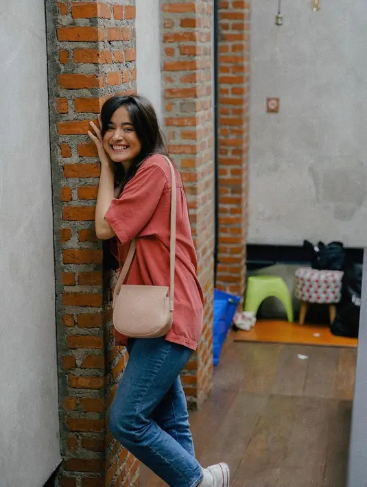 Pelantun lagu Lebih dari Egoku ini terlihat cantik menawan dengan gaya penampilan simpel seperti ini. Gaya penampilan yang simpel ini sukses bikin Mawar terlihat lebih fresh. Penampilannya yang natural juga membuatnya dipuji netizen bahwa Mawar memang tetap cantik walaupun tanpa memakai makeup. (Liputan6.com/IG/@mawar_eva)