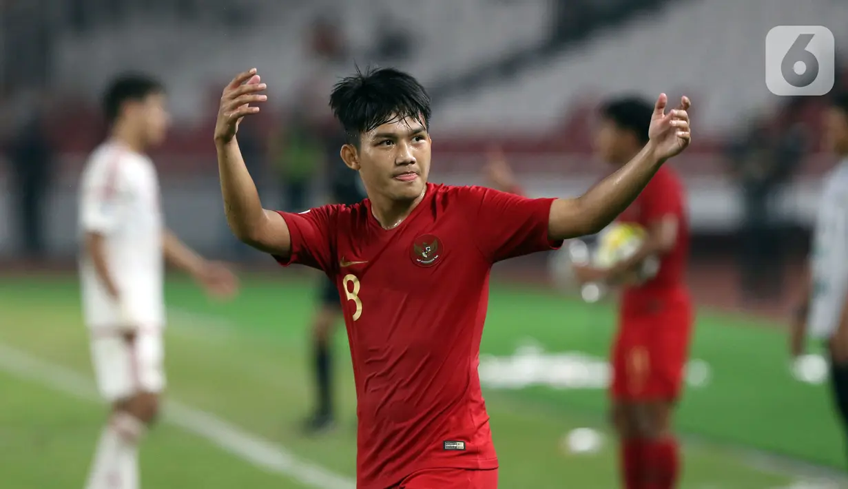 Pemain Timnas Indonesia U-19, Witan Sulaeman meminta dukungan suporter saat melawan Uni Emirat Arab U-19 pada penyisihan Grup A Piala AFC U-19 2018 di Stadion GBK, Jakarta, Rabu (24/10). Witan akan memakai nomor punggung dengan angka besar, yakni 78. (Liputan6.com/Helmi Fithriansyah)