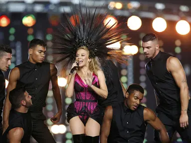 Penyanyi Australia, Kylie Minogue, tampil memeriahkan upacara penutupan Commonwealth Games 2014 di Hampden Park, Glasgow, Skotlandia, (3/8/2014). (REUTERS/Jim Young)