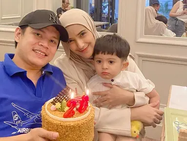 Keluarga kecil penuh bahagia, rumah tangga Iqbal Fitrah dan Nadya Mustika Rahayu tak lepas dari perhatian sejak keduanya resmi menikah. Genap berusia 28 tahun di 2024, Iqbal Fitrah lahir pada 1996 dan terpaut usia 4 tahun dengan Nadya Mustika. Ucapan selamat dan doa ramai dibubuhkan netizen dan rekan selebriti untuk Iqbal Fitrah yang menginjak usia baru. (Liputan6.com/IG/@nadyamustikarahayu)