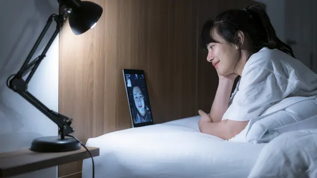 Jangan Langsung Overthinking, Ini Rahasia Awetnya Hubungan LDR dengan Pasangan