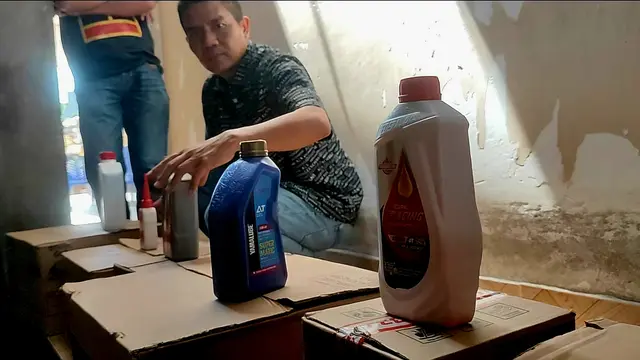 Polda Sulbar gerebek gudang pupuk yang simpan oli palsu (Liputan6.com/Istimewa) )