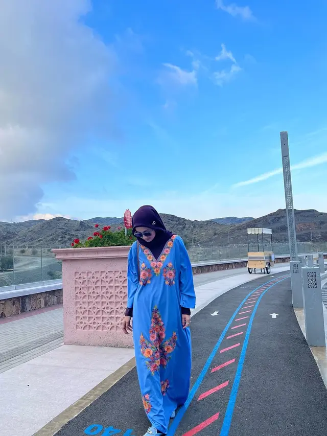 5 Gaya Hijab Desy Ratnasari di Berbagai Momen, Inspirasi OOTD Muslimah Kekinian (credit: instagram/desyratnasariterdepan).