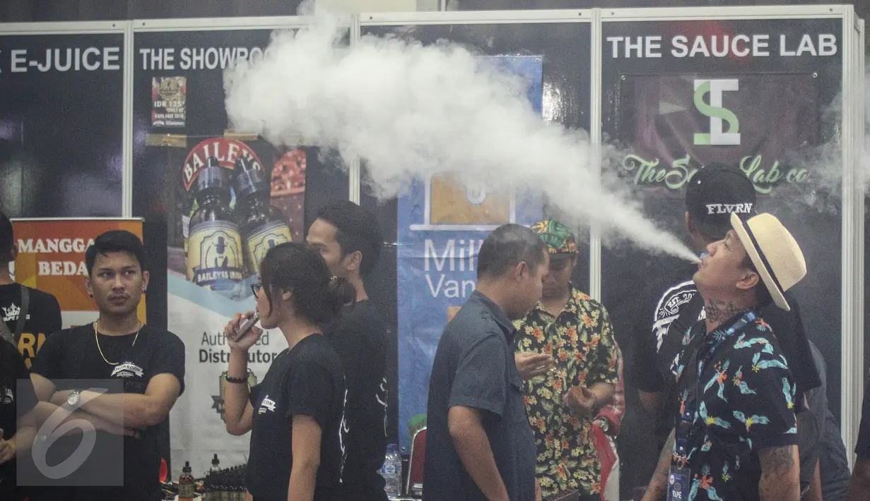 Suasana di Vape Fair 2016 di Ecovention Hall Ancol, Jakarta, Minggu (27/11). Brand vape nasional dan internasional menawarkan produk terbaiknya di pameran ini. (Liputan6.com/Faizal Fanani)