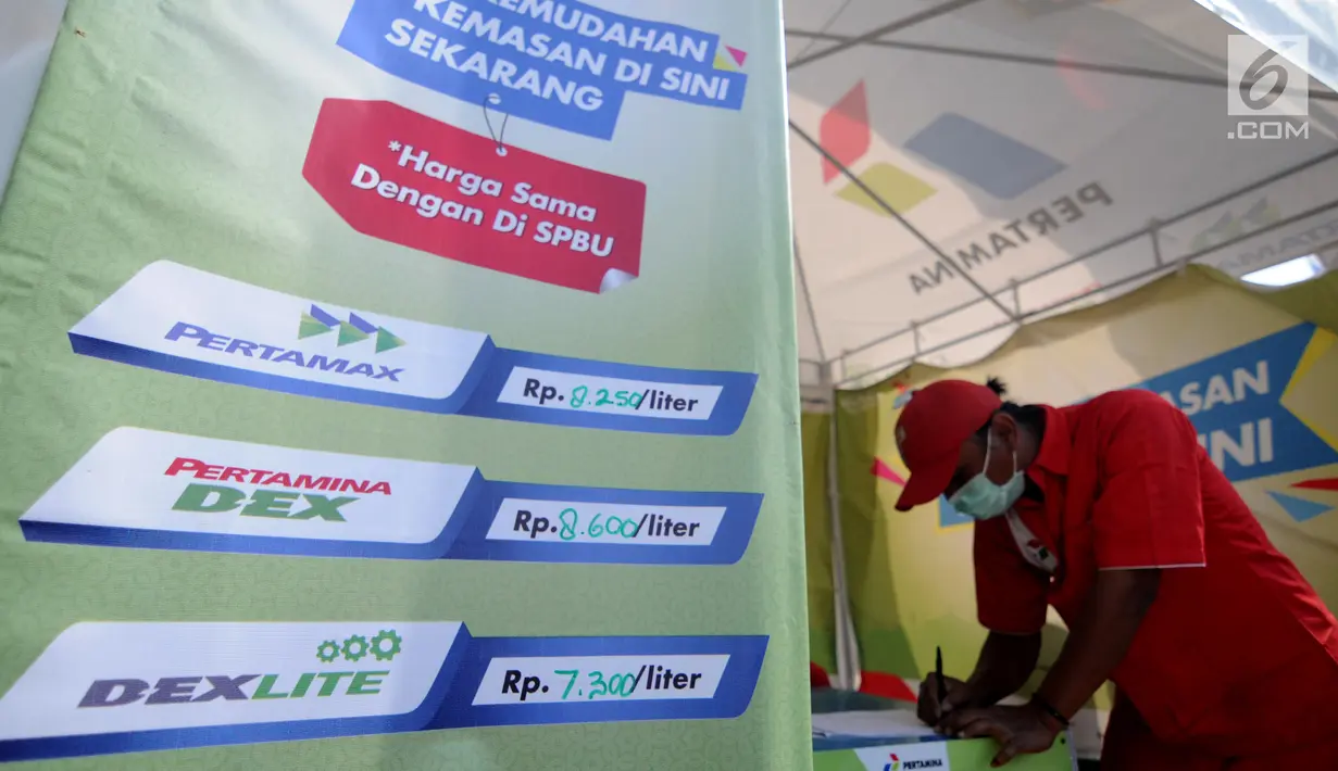 PT Pertamina membatasi pengisian BBM di jalan tol fungsional hanya 10 liter per mobil, karena untuk mengantisipasi antrean panjang dan kekurangan pasokan BBM di jalan tol itu, Jawa Tengah, Rabu (21/6). (Liputan6.com/Gempur M Surya)