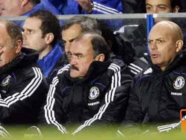 Chelsea's Brazilian manager Luiz Felipe Scolari (L) watches the Premier League match against Arsenal at Stamford Bridge, London, on November 30, 2008. AFP PHOTO / Glyn Kirk