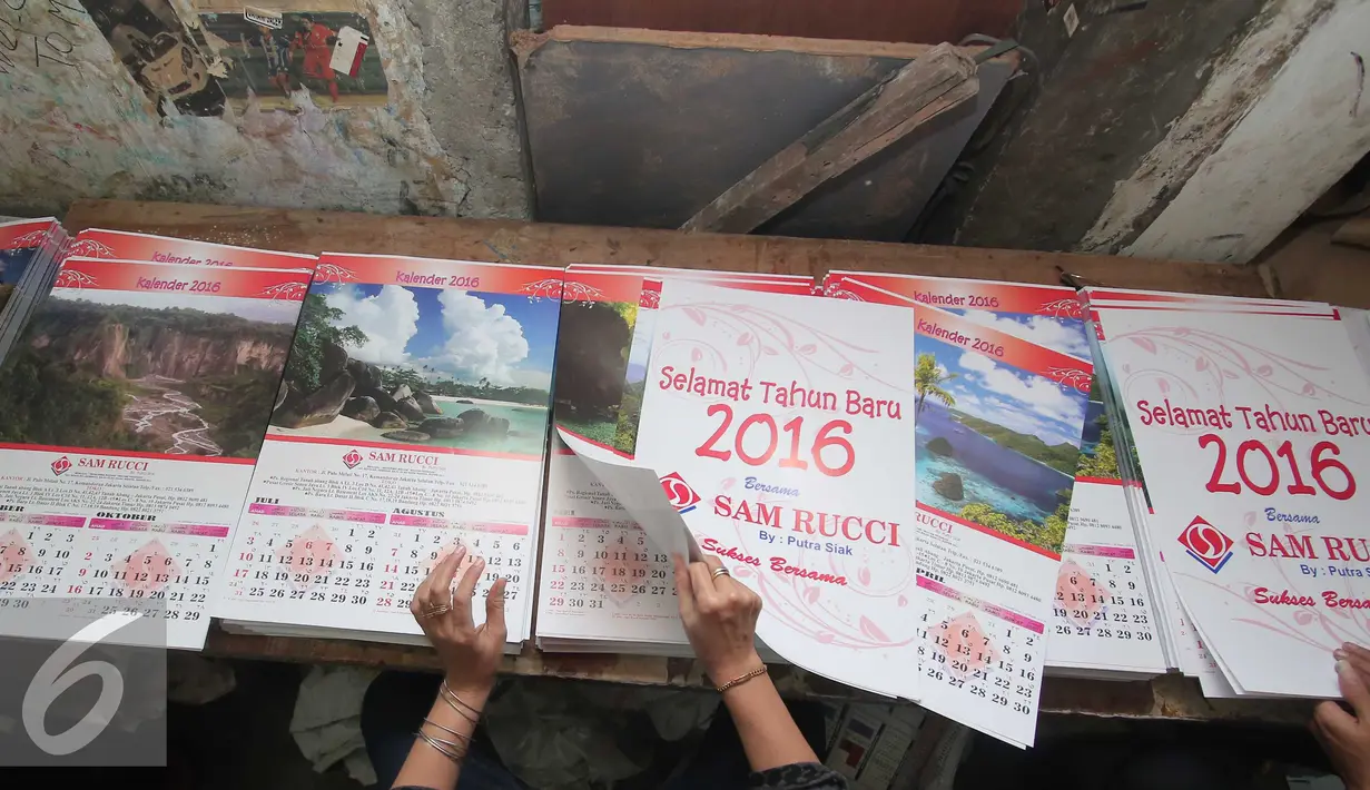 Pekerja menyelesaikan tahapan akhir pembuatan kalender 2016 di Jakarta, Rabu (25/11). Jelang taun 2016 permintaan pemesanan kalender meningkat sebesar 100%, mayoritas pemesanan berasal dari perkantoran dan hotel. (Liputan6.com/Angga Yunuar)