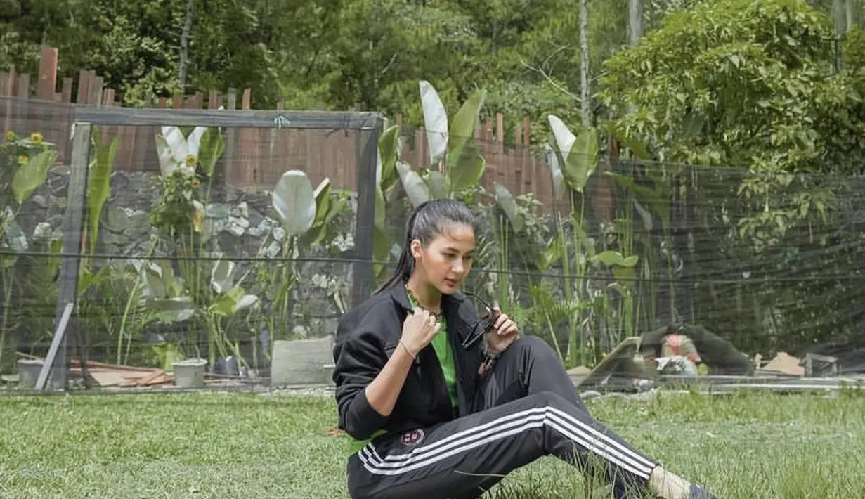 Saat olahraga, Paula nampak memgenakan tshirt hijau dipadukan jaket crop top hijau, dipadukan celana Adidasnya. (@paula_verhoeven)