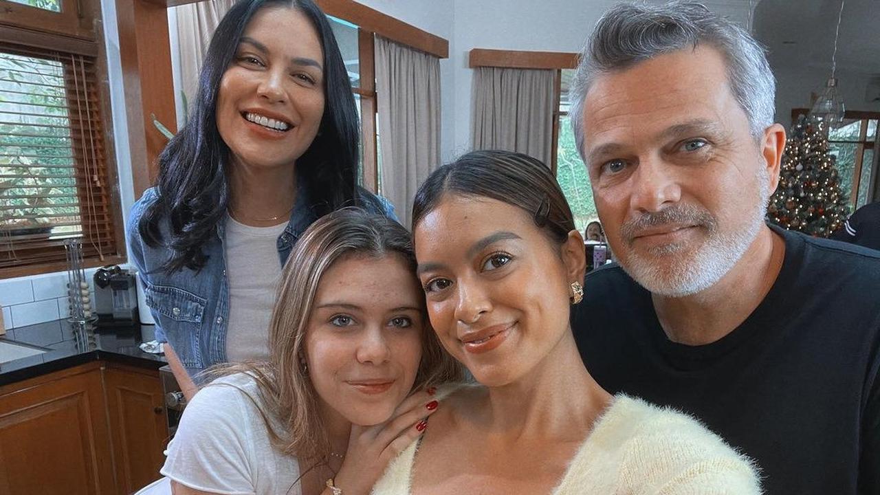 7 Potret Kebersamaan Eva Celia dan Ayah Sambungnya, Akrab Banget