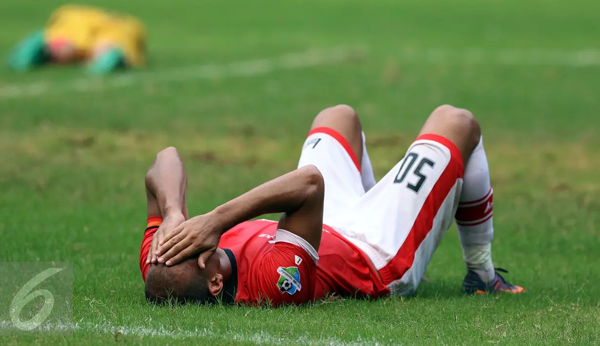 Gelandang Persija, Bruno Da Silva Lopes menutup wajah usai laga melawan Mitra Kukar di lanjutan Liga 1 Indonesia di Stadion Patriot Candrabhaga, Bekasi, Minggu (14/5). Laga kedua tim berakhir imbang 1-1. (Liputan6.com/Helmi Fithriansyah)