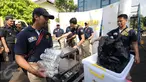 Petugas Bea Cukai menjaga barang bukti sabu seberat 33 kg saat rilis di Jakarta, Kamis (23/6). Bea Cukai bersama BNN menggagalkan penyelundupan 33 kg sabu yang dikemas dalam tiga moulding stainless stell. (Liputan6.com/Helmi Fithriansyah)