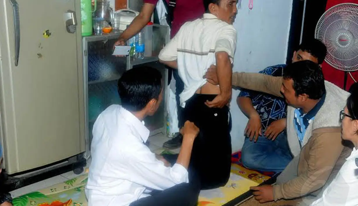 Jokowi menjenguk Abdullah yang mengalami patah pinggang saat bekerja akibat tergencet barang (Liputan6.com/Herman Zakharia) 