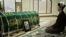 Pelayat berdoa di depan jenazah Deddy Sutomo di Masjid sekitar Flamboyan Cantik, Ciputat, Tangerang Selatan, Rabu (18/4). Aktor Deddy Sutomo meninggal pada pukul 07.00 wib dengan usia 77 tahun karena sakit. (Liputan6.com/Faizal Fanani)