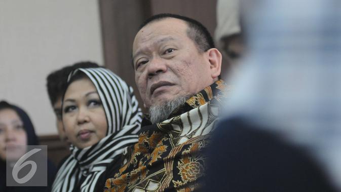 La Nyalla Mattalitti saat menunggu sidang di Pengadilan Tipikor, Jakarta Pusat, selasa (27/12). Sebelumnya La Nyalla dituntut enam tahun penjara dan denda Rp 500 juta oleh jaksa penuntut umum pada Kejaksaan Tinggi Jawa Timur. (Liputan6.com/Helmi Affandi)